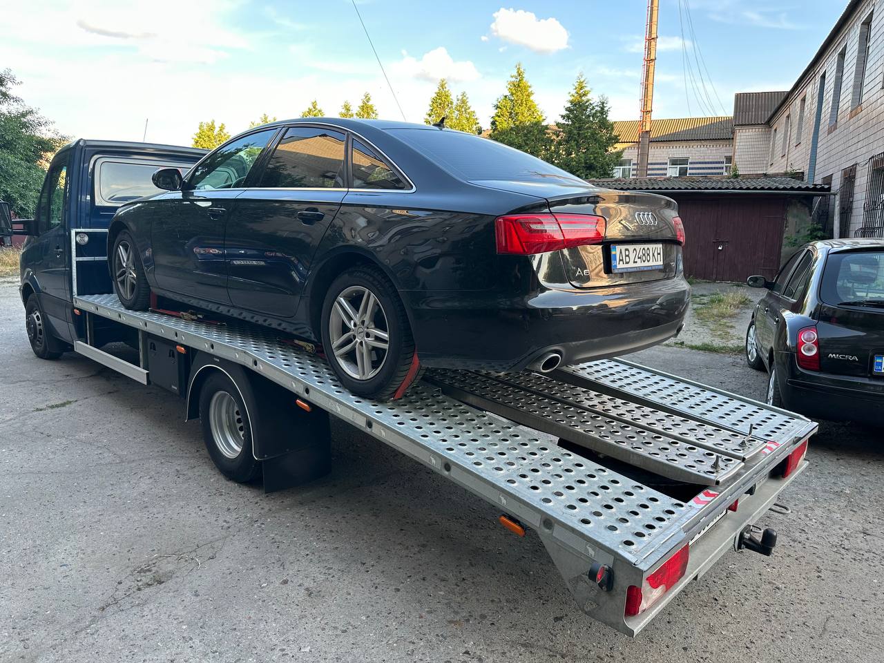 Евакуація седана Audi A6 по місту